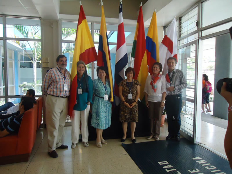 Los representantes del Comité Plenario con las bandera de cada país participante